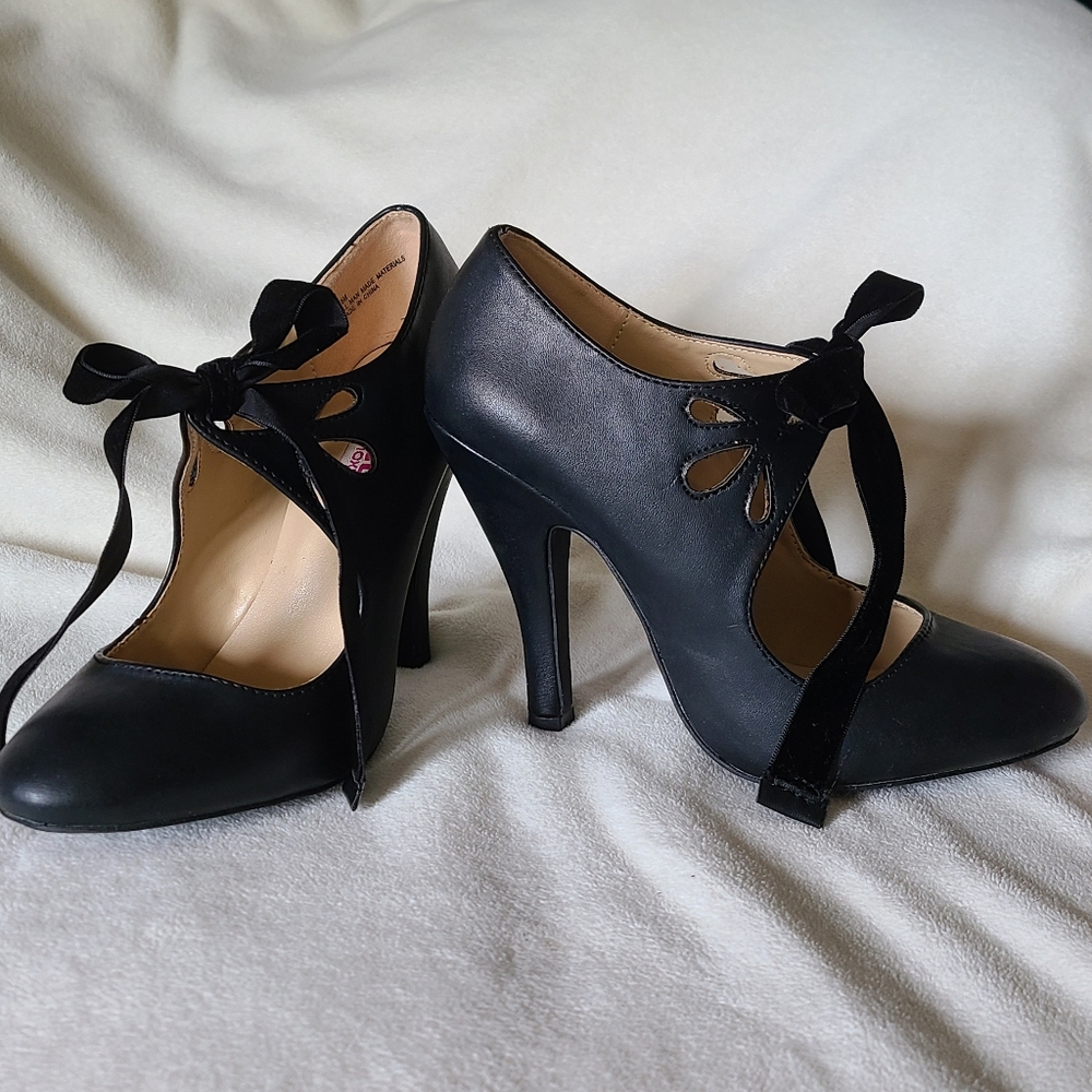 Black Tie-Front Heels